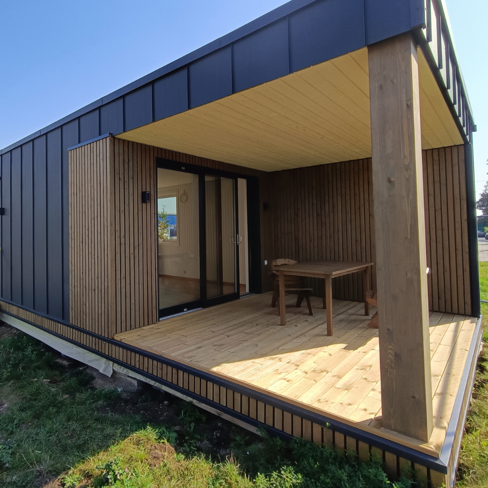 Całoroczny modułowy domek wypoczynkowy UNIQUEhouse  tył budynku