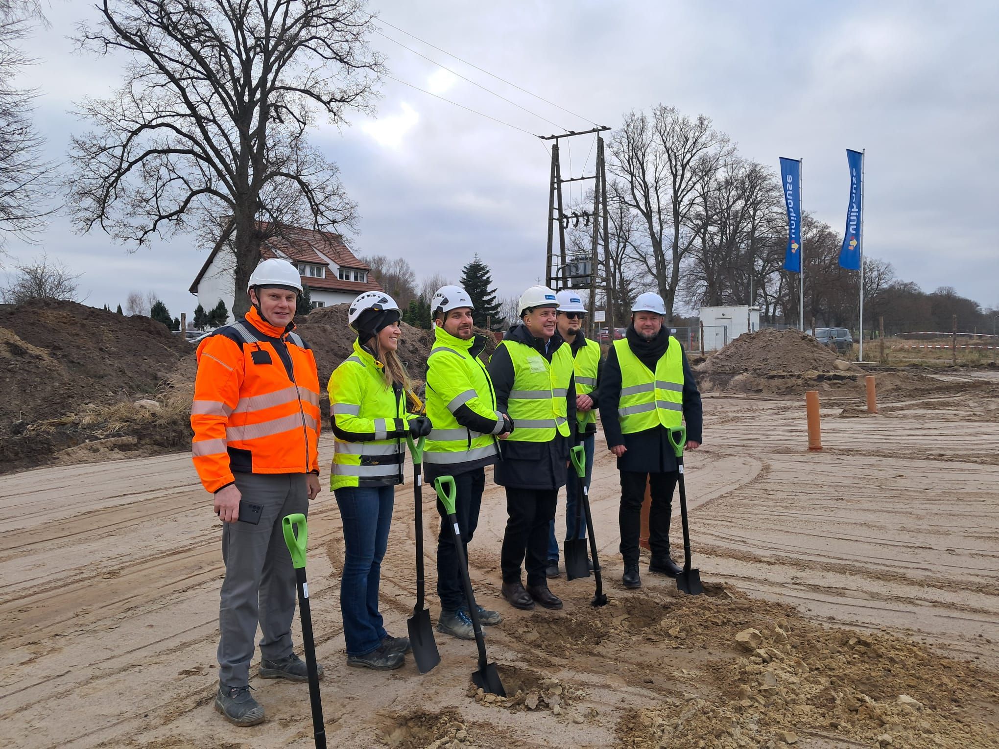 Den høytidelige spadenstikket markerer starten på byggingen i Barwice, Polen